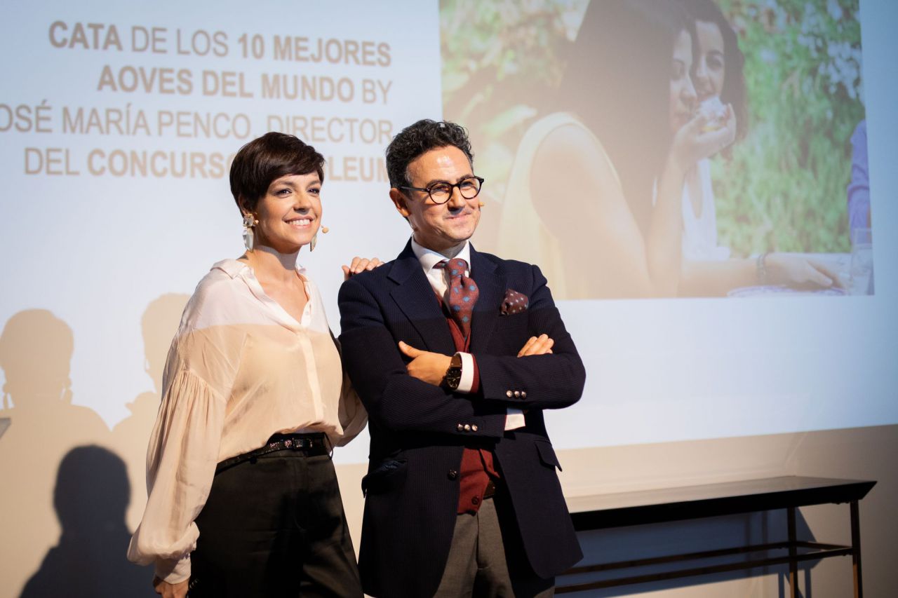 La presentadora Cristina Villanueva y Juan A. Peñamil, editor de la Guía EVOOLEUM