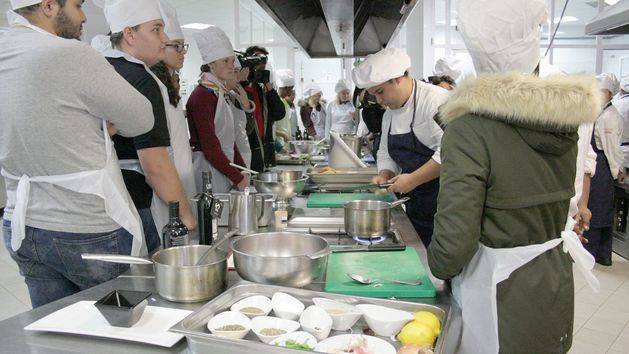 Estudiantes extranjeros de la UJA aprenden a cocinar con aceite de oliva virgen