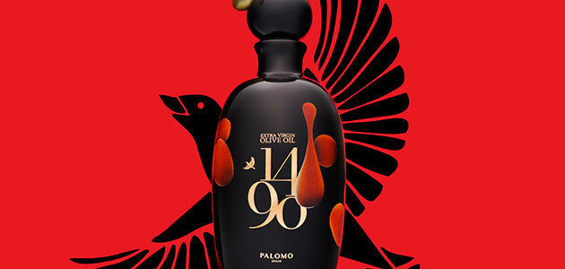 La botella del AOVE 1490 diseñada por Palomo Spain, presente en una feria internacional de joyería