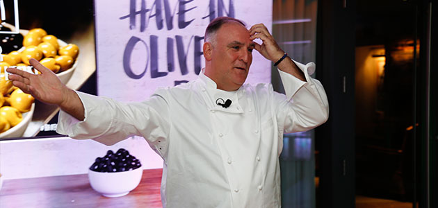 El chef José Andrés presenta las aceitunas españolas en Miami