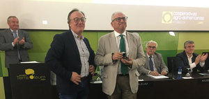 Manuel Parras recibe la Insignia de Oro de Cooperativas Agro-alimentarias Jaén