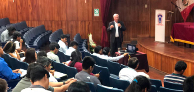 La evaluación sensorial del AOVE, en un curso internacional de la UNIA en Perú