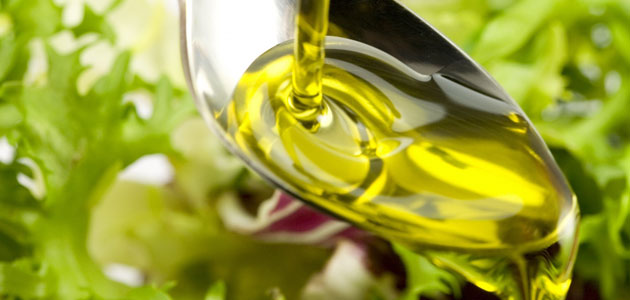 ¿Cuál es el consumo de aceite de oliva como aliño fuera de los hogares españoles?