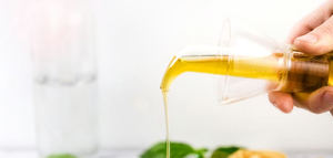 Hábitos alimentarios para prevenir riesgos durante la menopausia: e l aceite de oliva, entre los productos clave