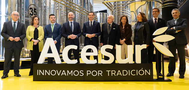 Juanma Moreno visita las instalaciones de la nueva almazara de Acesur en Jabalquinto (Jaén)