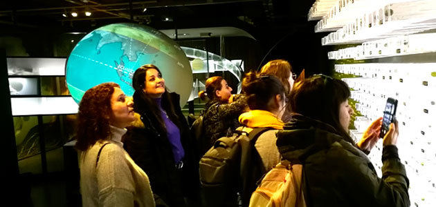 Un grupo internacional de alumnos de la UJA conoce la propuesta expositiva del Museo Terra Oleum