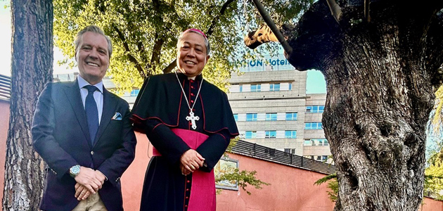 Un olivo centenario de la DOP Baena honra al Papa Francisco en la Nunciatura Apostólica en España