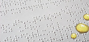 Una etiqueta en braille Made in Italy para el aceite de oliva