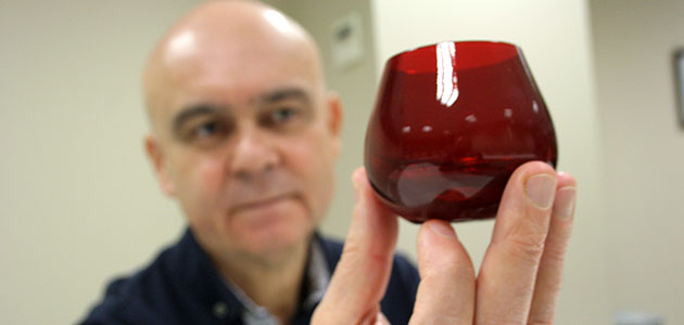 El rojo es el nuevo azul: Elaia Zait presenta ante el COI la copa rojo granate de cata de aceites de oliva