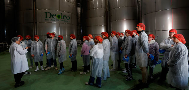 Deoleo y Fundación Cruzcampo forman a futuros hosteleros en el proceso de elaboración del aceite de oliva