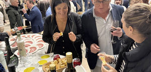 Los AOVEs "Jaén Selección 2025" se promocionan entre más de 80 chefs presentes en la Asamblea Andaluza de EuroToques