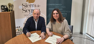 Caja Rural de Jaén y la DOP Sierra de Segura renueva su compromiso con el sector olivarero