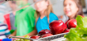 El Gobierno prepara una normativa para fomentar una alimentación saludable en los centros educativos