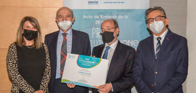 El doctor Ramón Estruch recibe el premio Instituto Danone por sus estudios sobre la Dieta Mediterránea