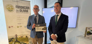 El escritor Emilio Lara, embajador de la Fundación del Olivar