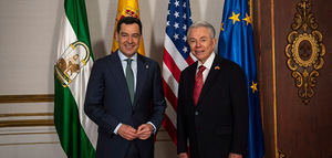 Juanma Moreno y el embajador de EEUU abordan las consecuencias de la política arancelaria en el aceite de oliva y la aceituna