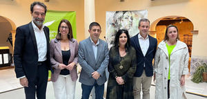 La artista Lita Cabellut rinde tributo con su pintura a los agricultores y al paisaje del olivar