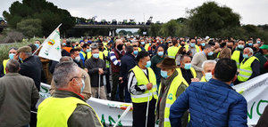 Miles de agricultores cortan la AP-4 en defensa de una PAC justa y precios dignos para el campo sevillano