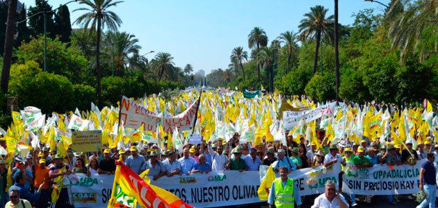 Más de 20.000 agricultores protestan en Sevilla por la crisis de precios del aceite de oliva en origen