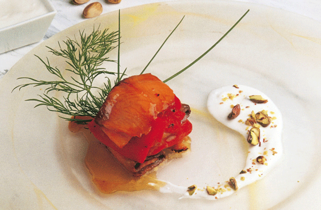 Milhojas de trucha y pimientos rojos en salsa suave de yogur y pistachos