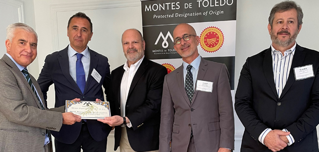 La DOP Montes de Toledo otorga un nuevo “Cornicabra de Oro” a la North American Olive Oil Association