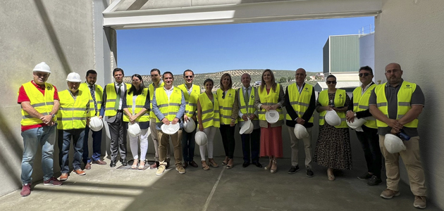 La Junta de Andalucía muestra su apoyo a Grupo Oleícola Jaén con una visita institucional a las obras de su nueva almazara en Baeza