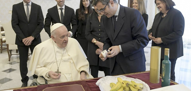 El ministro Bolaños regala al Papa Francisco una botella de Olibaeza, el AOVE #1 del mundo según EVOOLEUM 2021