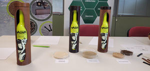 Elaboran el packaging de una botella de AOVE con un material con base polimérica y restos de poda de olivar y hueso de aceituna