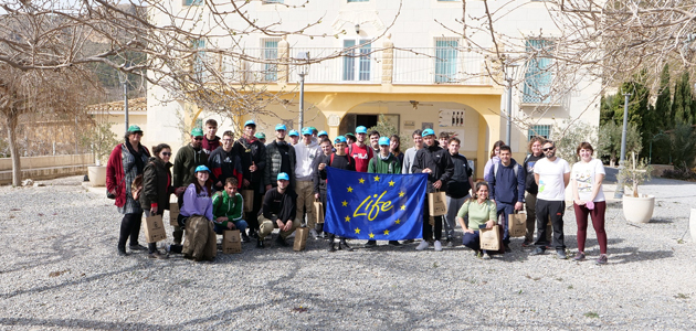 Estudiantes de Villajoyosa conocen de cerca la importancia de recuperar la biodiversidad en el olivar