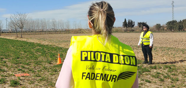 La escuela itinerante de pilotaje de drones para mujeres rurales aterriza en Andalucía