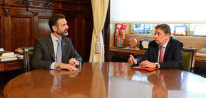 La Junta entrega un documento a Luis Planas con las principales demandas del campo andaluz