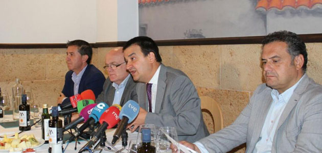 El periodista César Lumbreras, el restaurador Adolfo Muñoz y el futbolista Andrés Iniesta, embajadores de la Dieta Mediterránea