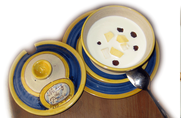 Ajo Blanco con taquitos de manzana y uvas pasas