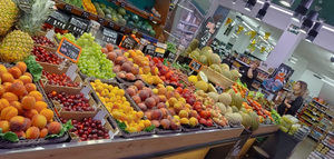 Idiomas, horarios y surtido: el supermercado se adapta al perfil del turista extranjero