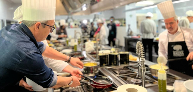 Periodistas cambian la redacción por los fogones en el Día Internacional de la Tortilla Española