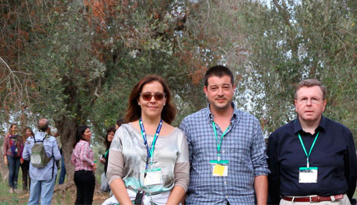 De izquierda a derecha Blanca B. Landa, Miguel Montes-Borrego y Juan A. Navas-Cortés, miembos del grupo Fitopatología de Sistemas Agrícolas Sostenibles del CSIC durante una visita realizada en Octubre a Italia al área 'cero' donde se piensa que se inició la epidemia de Xylella fastidiosa en olivo.